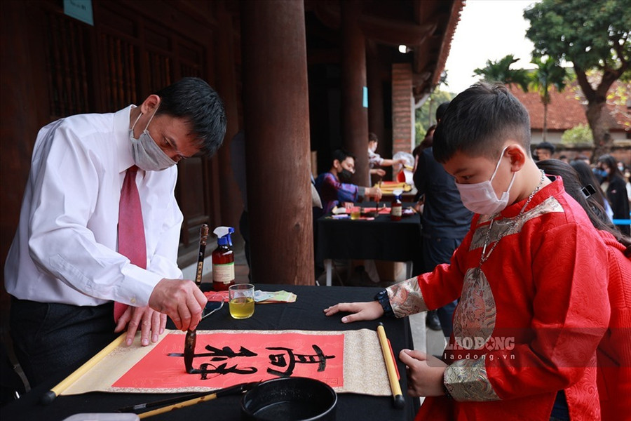 Nhiều người thường xin chữ đầu năm cầu may mắn, bình an. Ảnh: Tạ Quang Nhiều người thường xin chữ đầu năm cầu may mắn, bình an. Ảnh: Tạ Quang
