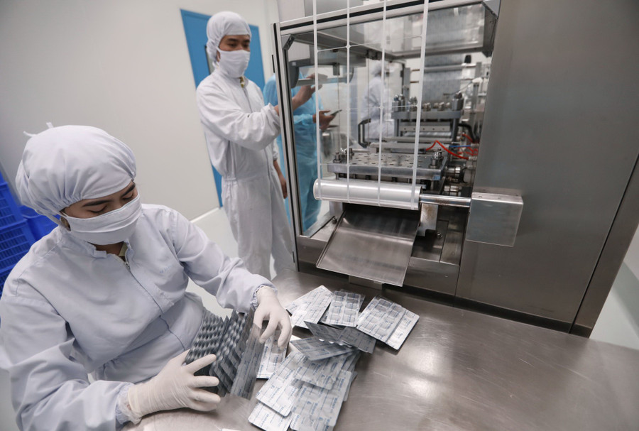 Sản xuất thuốc điều trị Covid-19 tại nhà máy của Boston VN. Ảnh: Ngọc Dương