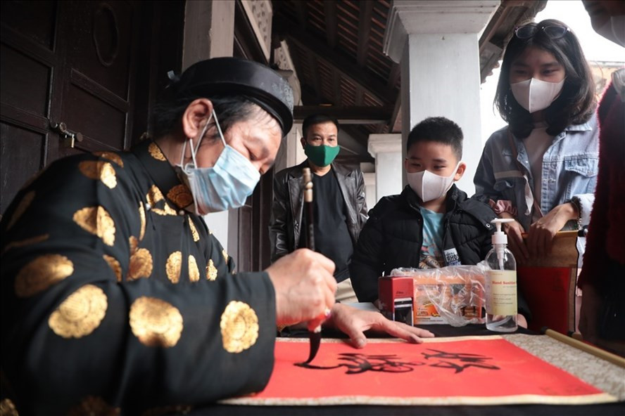 Mỗi dịp Tết đến, xuân về, nhiều người thường đi xin chữ các ông đồ. Ảnh: Tạ Quang Mỗi dịp Tết đến, xuân về, nhiều người thường đi xin chữ các ông đồ. Ảnh: Tạ Quang