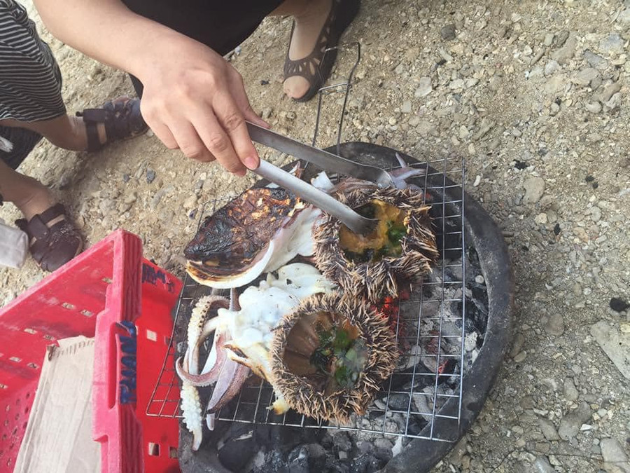 Du lịch đảo Lý Sơn: Nhum nướng mỡ hành món quà tuyệt vời của biển cả. Ảnh: Tranghoang com.