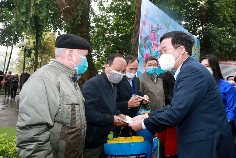 Ông Võ Văn Thưởng tặng quà các già làng, trưởng bản tại Khu di tích lịch sử quốc gia 27/7 H.Đại Từ. Ảnh: Bảo Anh