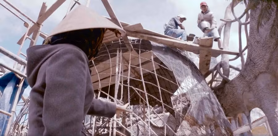 Bà Nga đang chỉ huy tốp thợ tiếp tục xây dựng ngôi nhà điên. Ảnh: Lê Vân