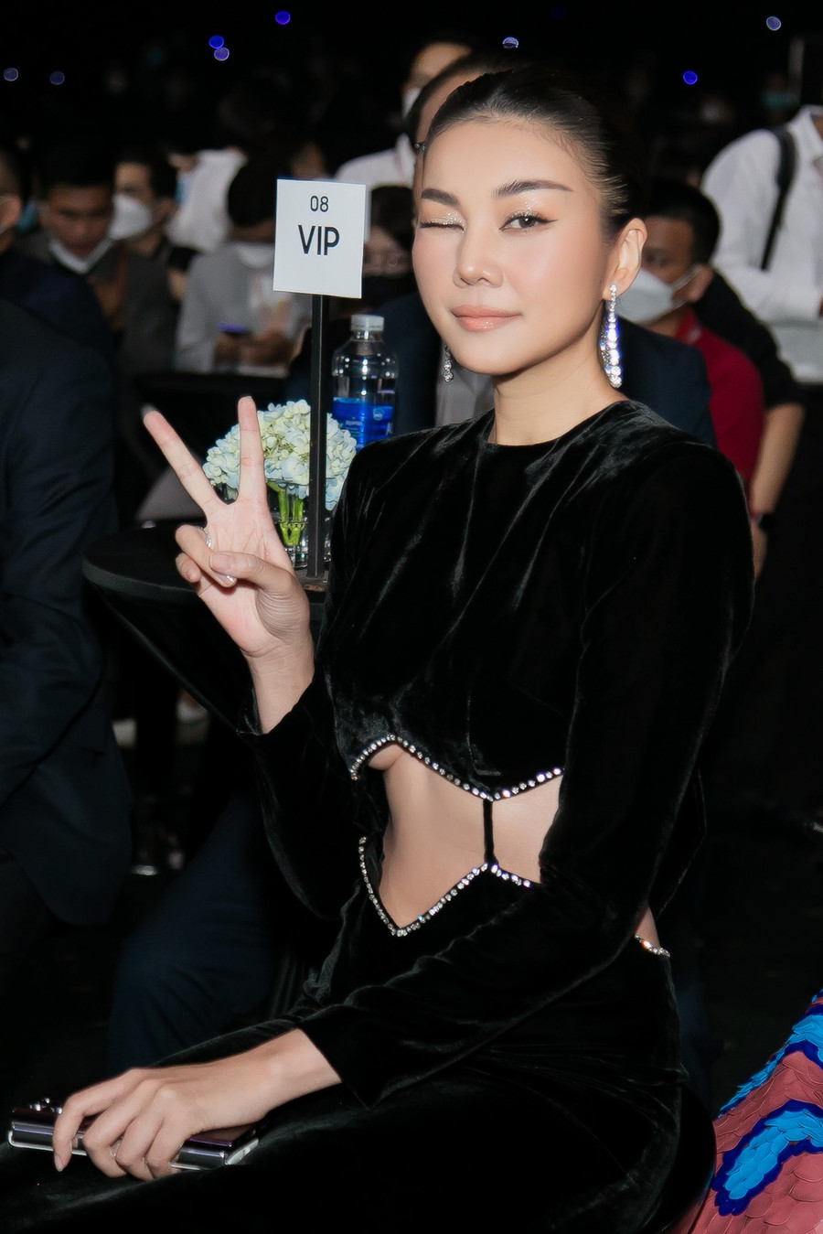 Trong một số góc chụp có thể thấy nàng mẫu đình đám Thanh Hằng khoe chân ngực lấp ló.