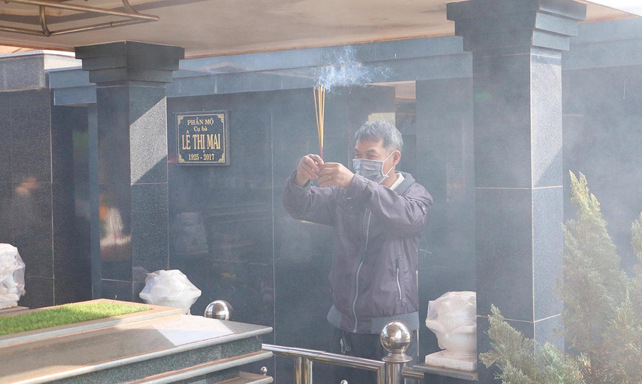 Ông Huỳnh Văn Ba thành kính thắp nén hương tưởng nhớ đến người mẹ đã mất. Ảnh: Quang Tấn