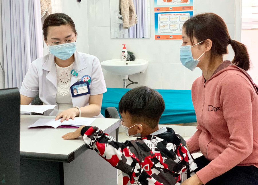 Khi phát hiện trẻ có biểu hiện sốt cao liên tục thì cần đưa đi khám kịp thời tránh các biến chứng nặng của bệnh SXH. Ảnh: Như Ý Khi phát hiện trẻ có biểu hiện sốt cao liên tục thì cần đưa đi khám kịp thời tránh các biến chứng nặng của bệnh SXH. Ảnh: Như Ý