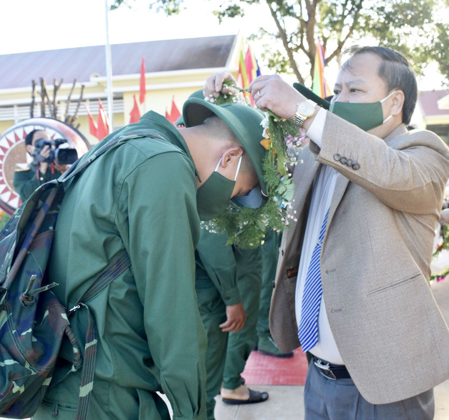 Phó Bí thư Thường trực Tỉnh ủy Châu Ngọc Tuấn trao hoa cho các tân binh huyện Ia Grai lên đường nhập ngũ. Ảnh: Lê Nam lay Phó Bí thư Thường trực Tỉnh ủy Châu Ngọc Tuấn trao hoa cho các tân binh lên đường nhập ngũ. Ảnh: Lê Nam