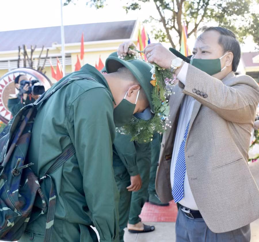 lay Phó Bí thư Thường trực Tỉnh ủy Châu Ngọc Tuấn trao hoa cho các tân binh lên đường nhập ngũ. Ảnh: Lê Nam