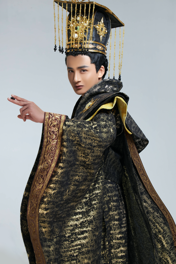 Nữ ca sĩ chia sẻ: “Người chụp ảnh cùng tôi là diễn viên Song Duy. Đây là một người bạn đặc biệt trong nghề của tôi, rất thân với tôi và hiện nay đang là trợ lý của tôi. Hiện tại, tôi đang ở Quy Nhơn, quê của Duy để ăn Tết”. NVCC Nữ ca sĩ chia sẻ: “Người chụp ảnh cùng tôi là diễn viên Song Duy. Đây là một người bạn đặc biệt trong nghề của tôi, rất thân với tôi và hiện nay đang là trợ lý của tôi. Hiện tại, tôi đang ở Quy Nhơn, quê của Duy để ăn Tết”. NVCC