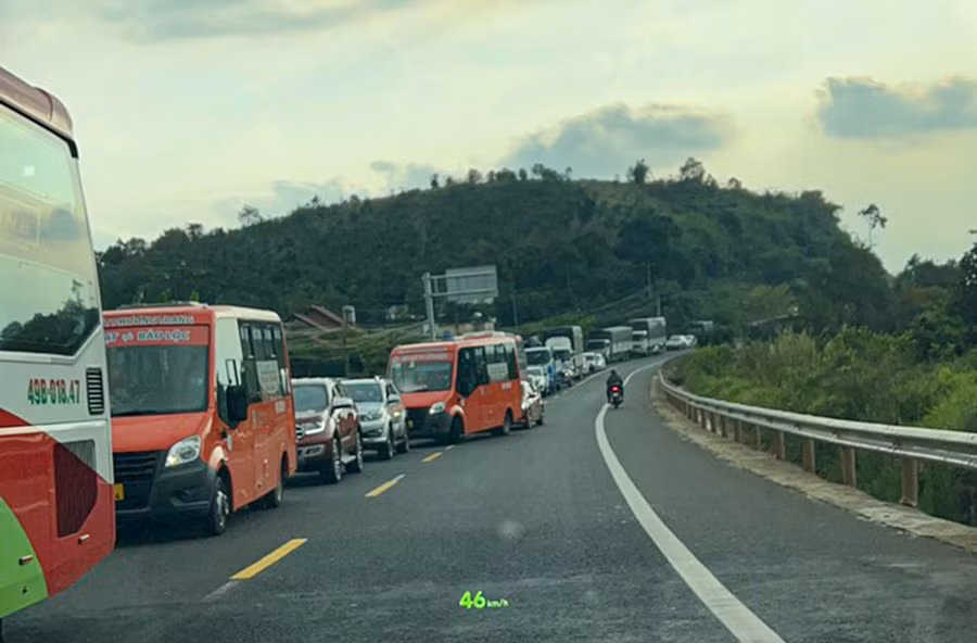 Các loại xe nối đuôi nhau trước Trạm thu phí Liên Đầm chờ thông đường. Ảnh: Lâm Viên