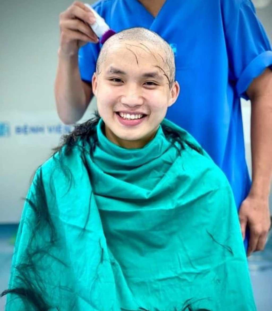  Nụ cười lúc cạo trọc đầu trước khi đi vào tâm dịch Bắc Giang từ tháng 5.2021 của bác sĩ Hiệu đã lấy đi nước mắt của rất nhiều người. A3nh: NVCC