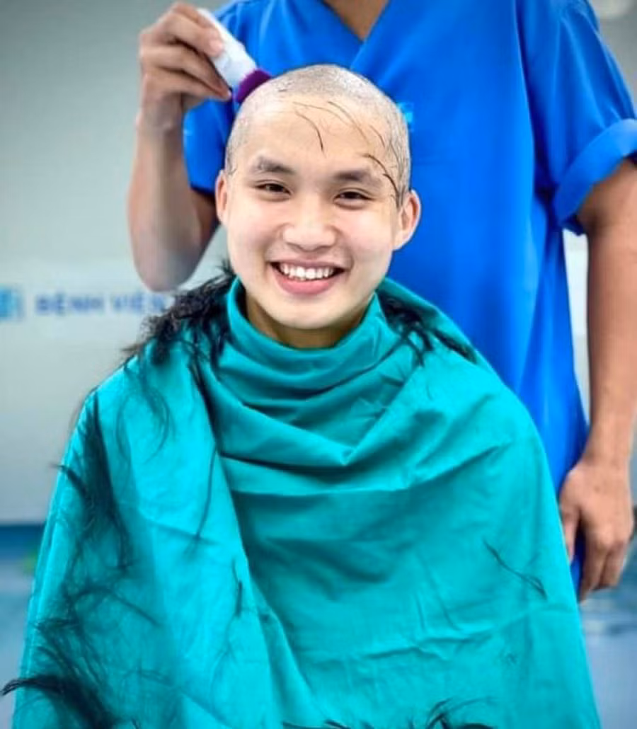  Nụ cười lúc cạo trọc đầu trước khi đi vào tâm dịch Bắc Giang từ tháng 5.2021 của bác sĩ Hiệu đã lấy đi nước mắt của rất nhiều người. A3nh: NVCC
