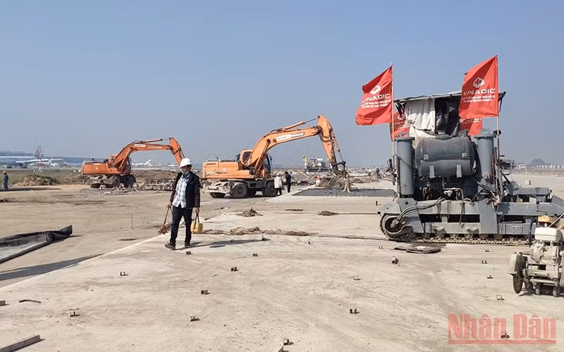 Thi công cải tạo, nâng cấp đường băng, đường lăn sân bay Nội Bài.