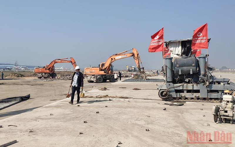 Thi công cải tạo, nâng cấp đường băng, đường lăn sân bay Nội Bài.