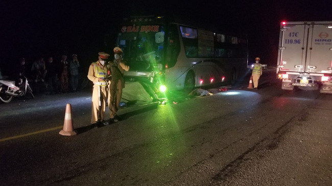  Vụ tai nạn khiến quốc lộ 1A tránh TP.Huế bị ách tắc. Ảnh: Th.T.