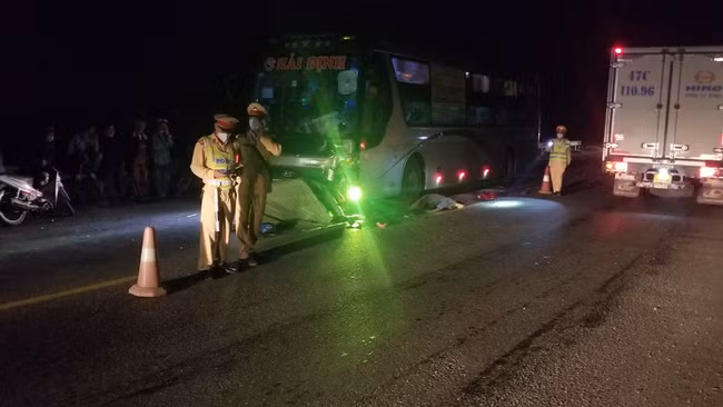 Vụ tai nạn khiến quốc lộ 1A tránh TP.Huế bị ách tắc. Ảnh: Th.T. Vụ tai nạn khiến quốc lộ 1A tránh TP.Huế bị ách tắc. Ảnh: Th.T.