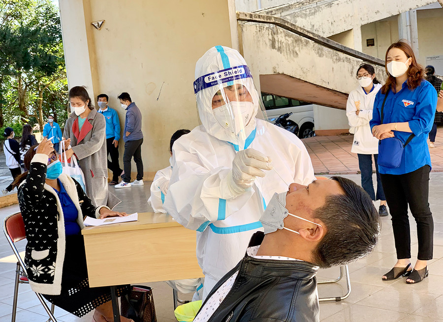 Nhân viên y tế lấy mẫu xét nghiệm SARS-CoV-2 cho người dân trên địa bàn TP. Pleiku. Ảnh: Như Nguyện  Nhân viên y tế lấy mẫu xét nghiệm SARS-CoV-2 cho người dân trên địa bàn TP. Pleiku. Ảnh: Như Nguyện