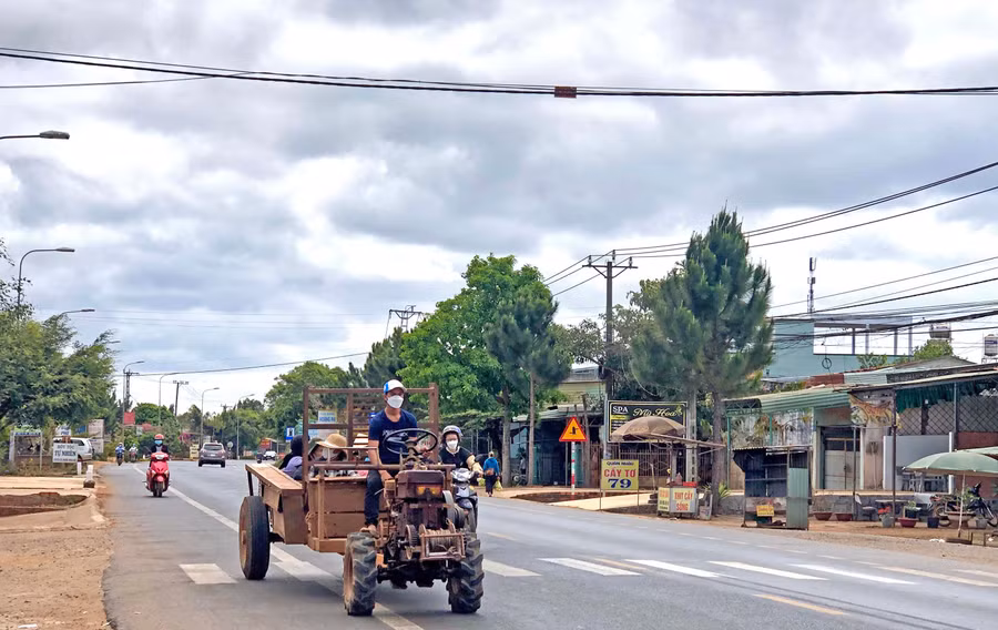 Xe công nông lưu thông trên quốc lộ 14 đoạn qua thị trấn Chư Sê (ảnh chụp lúc 11 giờ 30 phút ngày 12-2). Ảnh: Hải Lê