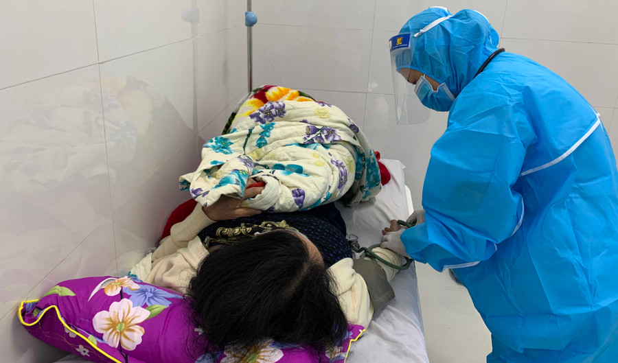 Nhân viên y tế Khoa Cấp cứu (Bệnh viện Đa khoa tỉnh) chăm sóc bệnh nhân nhập viện cấp cứu. Ảnh: Như Nguyện Nhân viên y tế Khoa Cấp cứu (Bệnh viện Đa khoa tỉnh) chăm sóc một bệnh nhân nhập viện cấp cứu. Ảnh: Như Nguyện