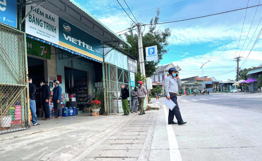 Đoàn liên ngành huyện Kông Chro tổ chức ra quân nhắc nhở các hộ dân vi phạm lấn chiếm hành lang an toàn giao thông. Ảnh: Phương Liên