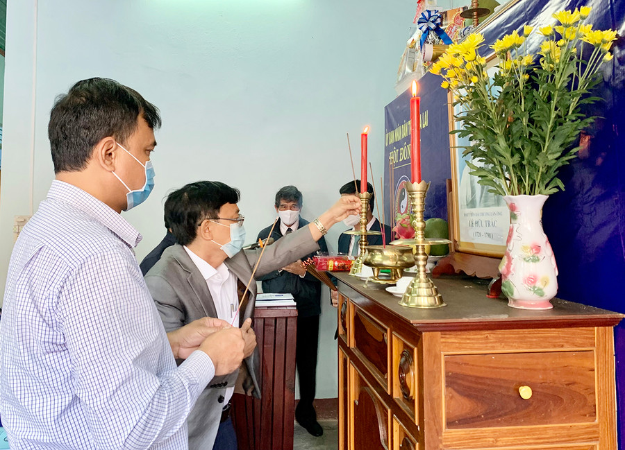  Các đại biểu dâng lương tưởng niệm Đại danh y Hải Thượng Lãn Ông Lê Hữu Trác. Ảnh: Như Nguyện