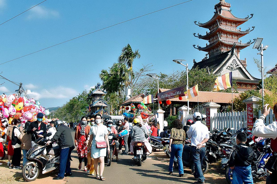 Dòng người đổ về các chùa trong ngày đầu năm mới rất đông. Ảnh: Đức Thụy