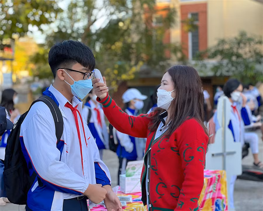 Trường THCS Phạm Hồng Thái (phường Hoa Lư, TP. Pleiku) kiểm tra thân nhiệt và xịt khuẩn cho học sinh trước khi vào lớp. Ảnh: Mộc Trà