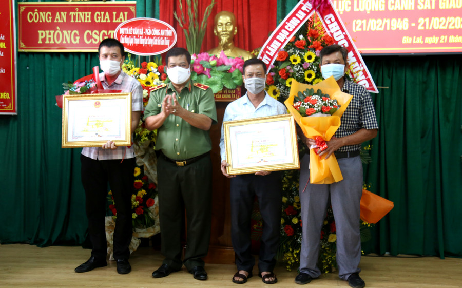 Thiếu tướng Rah Lan Lâm-UVBTV Tỉnh ủy, Bí thư Đảng ủy, Giám đốc Công an tỉnh trao Bằng khen của Chủ tịch UBND tỉnh cho 2 tập thể