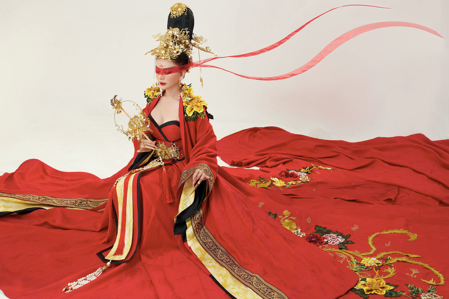 Người đẹp chuyển giới gây ấn tượng bởi gương mặt khả ái cùng lối trang điểm sắc sảo. Cô khiến fan thích thú khi hóa thân thành nhân vật cổ trang. NVCC Người đẹp chuyển giới gây ấn tượng bởi gương mặt khả ái cùng lối trang điểm sắc sảo. Cô khiến fan thích thú khi hóa thân thành nhân vật cổ trang. NVCC