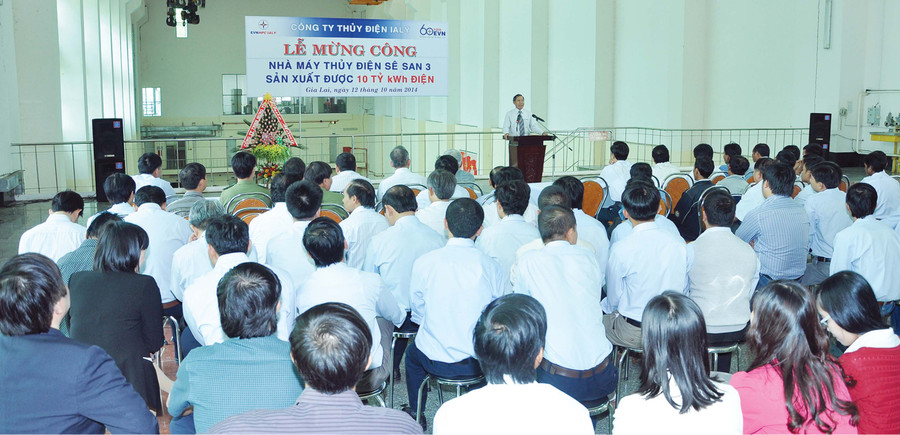 Lễ mừng công Nhà máy Thủy điện Sê San 3 sản xuất được 10 tỷ kWh điện đầu tiên (lúc 2 giờ 5 phút ngày 9-10-2014).