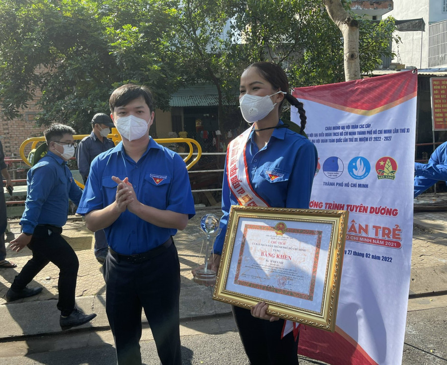 Anh Nguyễn Minh Triết, Bí thư T.Ư Đoàn, trao cúp Công dân trẻ tiêu biểu TP.HCM năm 2021 cho hoa hậu H'Hen Niê. Ảnh: Hoa Nữ 