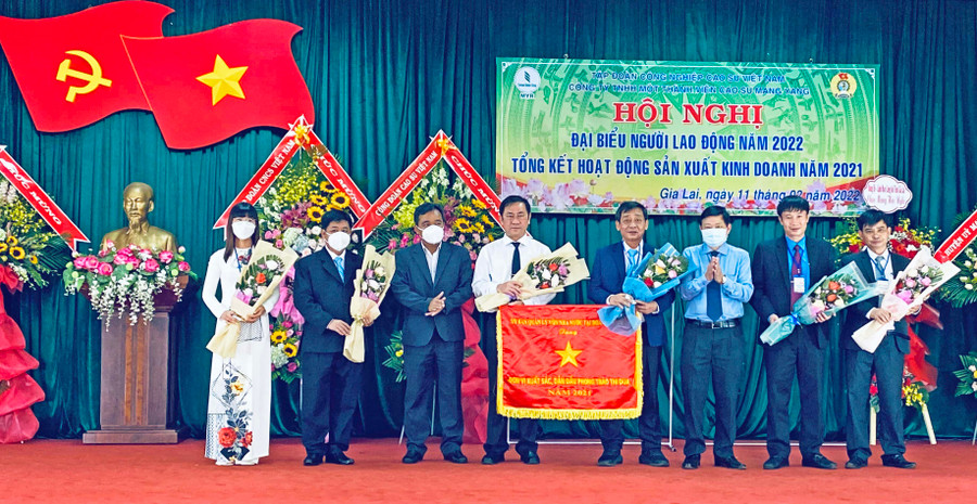 Ủy ban Quản lý Vốn nhà nước tại Doanh nghiệp đã tặng: Cờ thi đua năm 2021 cho Công ty TNHH một thành viên Cao su Mang Yang. Ảnh: Hà Duy