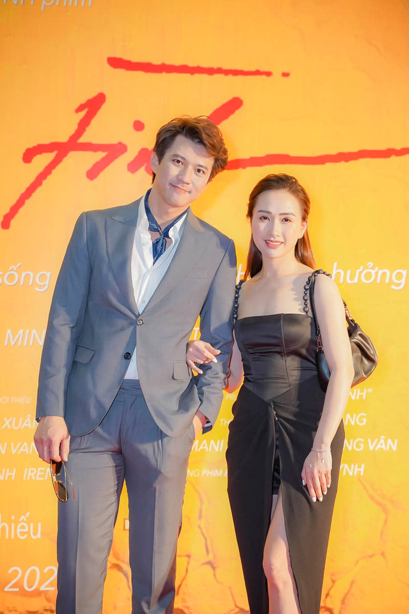 Diễn viên Hà Việt Dũng tình tứ cùng vợ trên thảm đỏ. Vợ chồng nam diễn viên bay từ Hà Nội vào TP.HCM để mừng bộ phim anh đóng 5 năm về trước được đến với khán giả. Ảnh: ĐPCC