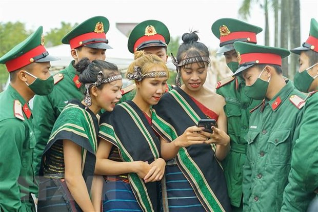 Giao lưu quân dân tại Ngày hội. Ảnh: Khánh Hoà/TTXVN