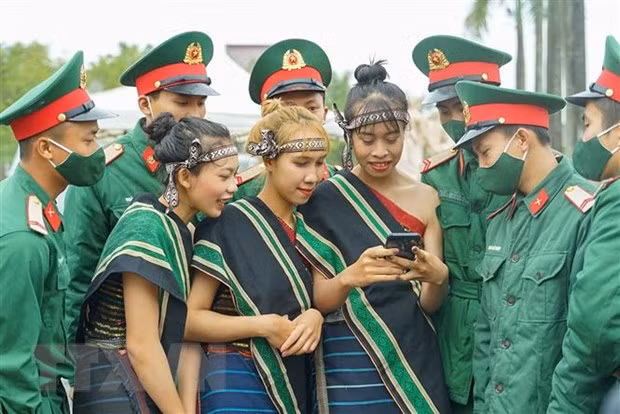 Giao lưu quân dân tại Ngày hội. Ảnh: Khánh Hoà/TTXVN