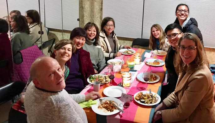 Nguyễn Đình Phước gặp gỡ đồng nghiệp quốc tế, giới thiệu về những hoạt động ngày Tết cổ truyền. Ảnh: nhân vật cung cấp