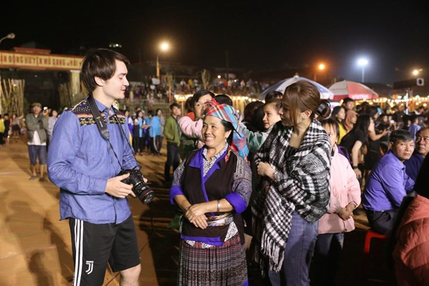 Đạo diễn trẻ François Bibonne (người cầm máy ảnh, trái) trong một chuyến đi để thực hiện bộ phim ''Once upon a bridge in Vietnam.'' (Ảnh: Facebook François Bibonne)