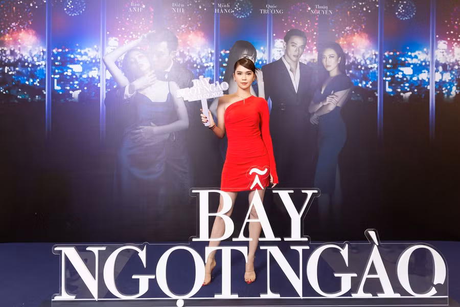 Ngọc Trinh thả dáng trên thảm đỏ với mẫu đầm lệch vai. Ảnh: ĐPCC