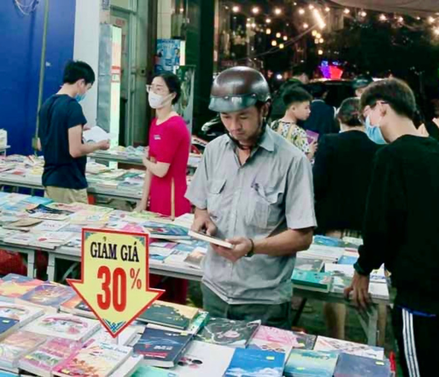  Đông đảo độc giả đến với gian hàng sách giảm giá của Nhà sách Vạn Trí (95 Lê Lợi, TP. Pleiku) nhân Ngày Sách và Văn hóa đọc Việt Nam năm 2021. Ảnh: Phương Duyên