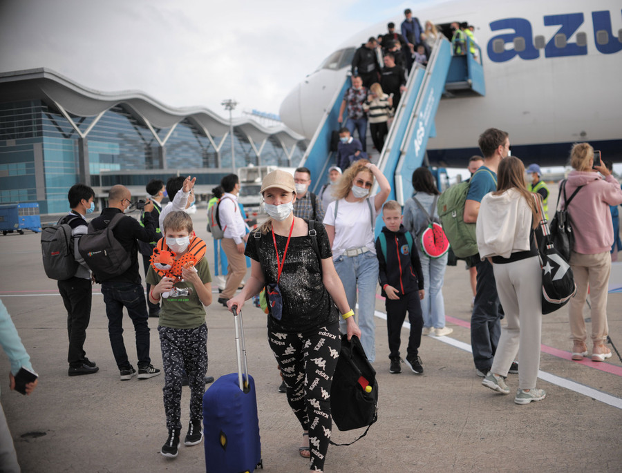 Đón du khách Nga tại sân bay Cam Ranh (Khánh Hòa) cuối tháng 12.2021. Khách Nga là một trong những thị trường nguồn quan trọng của du lịch VN. Ảnh: Hiền Lương