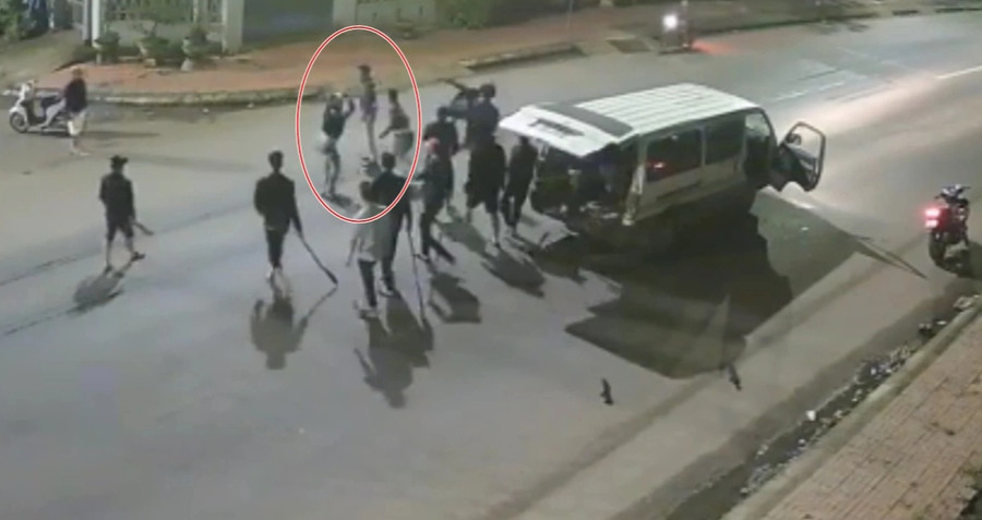 Nhóm thanh niên đi xe ô tô 16 chỗ chở theo hung khí đến điểm hẹn 