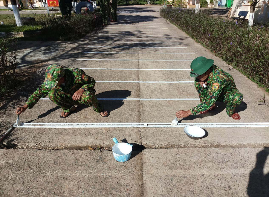 Cán bộ, chiến sĩ Tiểu đoàn Huấn luyện-Cơ động kẻ vẽ đường băng chuẩn bị công tác huấn luyện. Ảnh: Anh Huy
