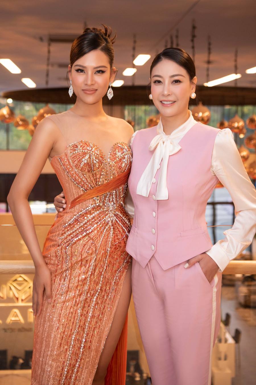 Người đẹp tự tin đọ dáng cùng đàn chị Hà Kiều Anh. Ảnh: NVCC