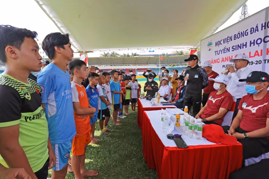 HLV Kiatisak trò chuyện với các học viên trúng tuyển. Ảnh: Văn Ngọc