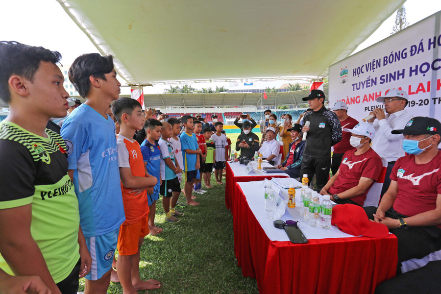 HLV Kiatisak trò chuyện với các học viên trúng tuyển. Ảnh: Văn Ngọc