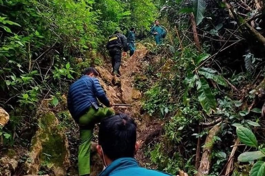 Lực lượng Công an tham gia truy bắt nghi phạm trốn vào rừng sau khi gây án. Ảnh: CTV. Lực lượng Công an tham gia truy bắt nghi phạm trốn vào rừng sau khi gây án. Ảnh: CTV.
