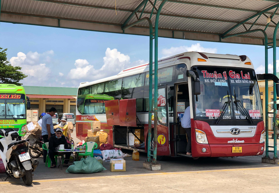 Chịu áp lực cạnh tranh gay gắt từ vận tải hàng không, doanh nghiệp vận tải vẫn phải cân nhắc tăng giá vé để đảm bảo doanh thu, lợi nhuận và tái đầu tư cần thiết. Ảnh: Lê Hòa 
