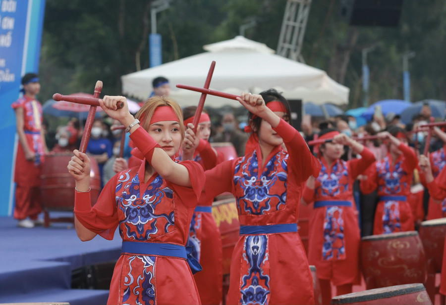 Các đoàn viên, thanh niên biểu diễn văn nghệ chào mừng lễ phát động. Ảnh: Bảo Anh