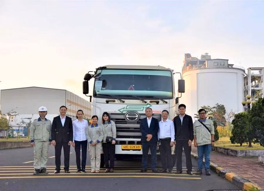 Sáng 7.2.2022, Công ty Nhôm Đắk Nông - TKV (thuộc Tập đoàn Công nghiệp Than - Khoáng sản Việt Nam ) đã tổ chức lễ Khai xuân, xuất chuyến hàng đầu tiên của năm mới Nhâm Dần xuống cảng Gò Dầu ở tỉnh Đồng Nai. Ảnh: Kim Tiệp