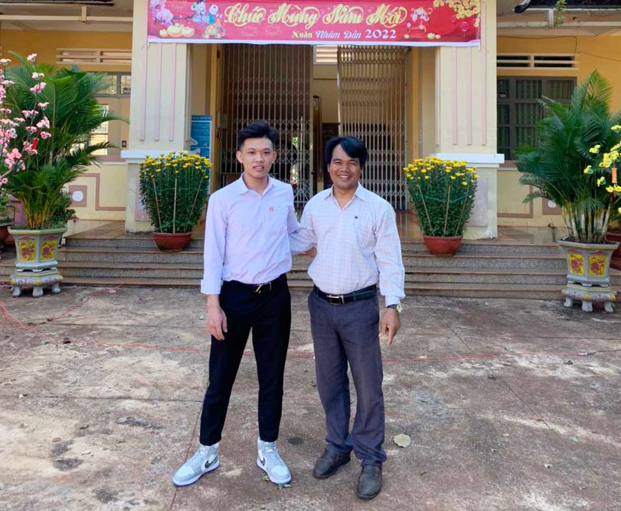 Em Nguyễn Phan Nguyên (bìa trái) chụp ảnh lưu niệm với thầy Rơ Mah Ní khi đến chúc mừng năm mới ngày mùng 3 Tết (ảnh nhân vật cung cấp). Em Nguyễn Phan Nguyên chụp ảnh lưu niệm với thầy Rơ Mal Ní khi đến chúc mừng năm mới ngày mùng 3 Tết.