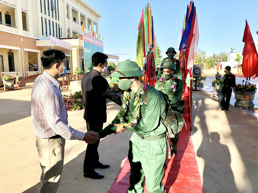 Lãnh đạo huyện Ia Grai trao hoa và quà cho các tân binh lên đường nhập ngũ năm 2022. Ảnh: Lê Nam Huyện Ia Grai trao hoa và quà cho các tân binh lên được nhập ngũ năm 2022. Ảnh: Lê Nam